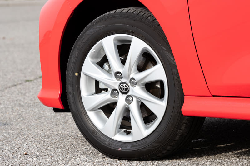 撮影車の足下はオプションの15インチアルミホイールにダンロップ「エナセーブ EC300＋」（185/60R15）の組み合わせ。ヤリスではガソリン、ハイブリッド含め全モデルでレギュラーガソリン仕様になる