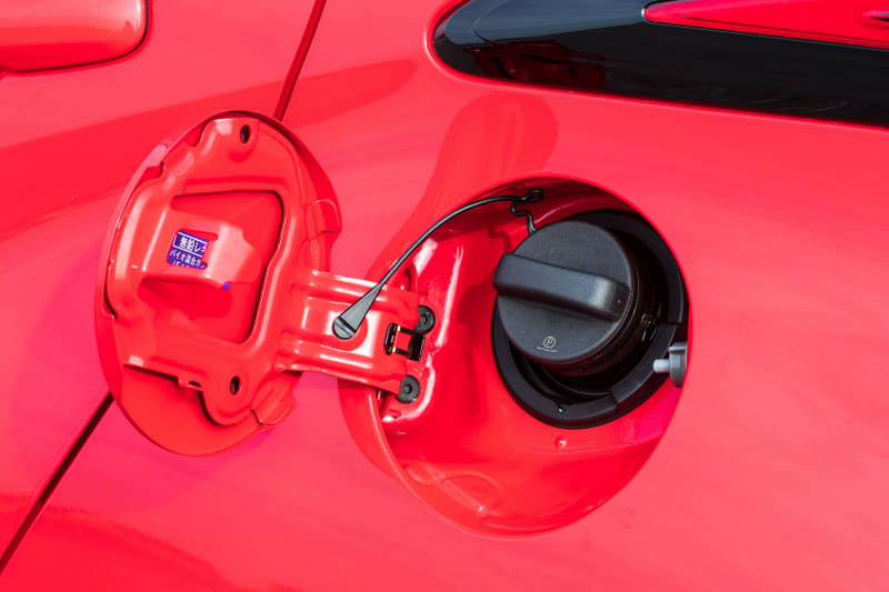 撮影車の足下はオプションの15インチアルミホイールにダンロップ「エナセーブ EC300＋」（185/60R15）の組み合わせ。ヤリスではガソリン、ハイブリッド含め全モデルでレギュラーガソリン仕様になる