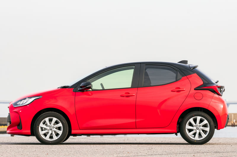 撮影車の足下はオプションの15インチアルミホイールにダンロップ「エナセーブ EC300＋」（185/60R15）の組み合わせ。ヤリスではガソリン、ハイブリッド含め全モデルでレギュラーガソリン仕様になる