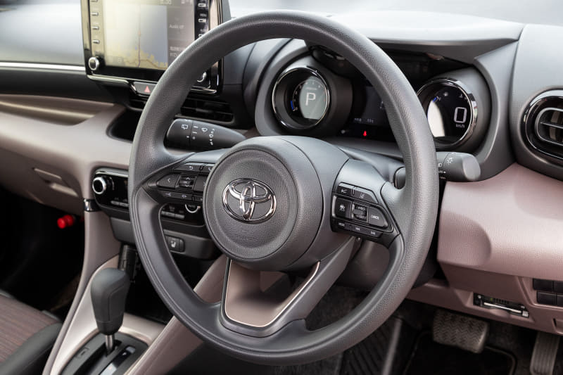 ステアリング径はφ365mmと小径。スポーク部左側にオーディオ関係などの操作スイッチ、右側にACC関係の操作スイッチが備わる