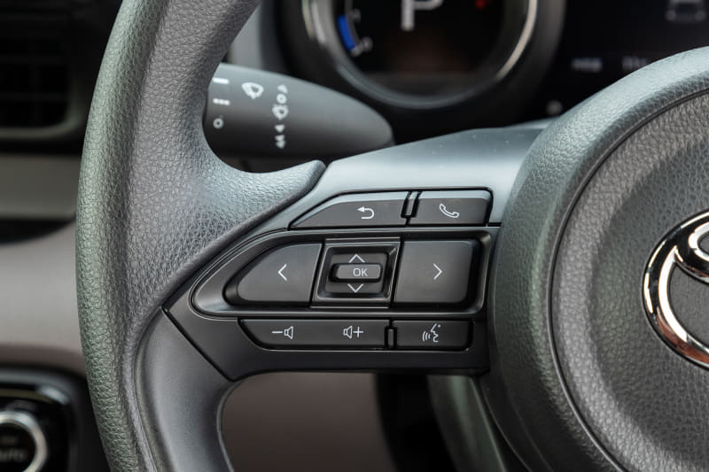 ステアリング径はφ365mmと小径。スポーク部左側にオーディオ関係などの操作スイッチ、右側にACC関係の操作スイッチが備わる