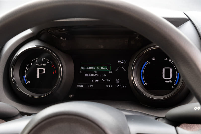 インテリアは「スポルテック・コクーン」をキーワードとし、「楽しく操る機能部品」と「心地よい素材感に包まれた空間」を対比させたデザインを採用。インパネの高さを抑えて横長にしたことで、上級クラスの車内のようにワイドな空間を表現したという。X系グレード以外はデジタルメーターを採用