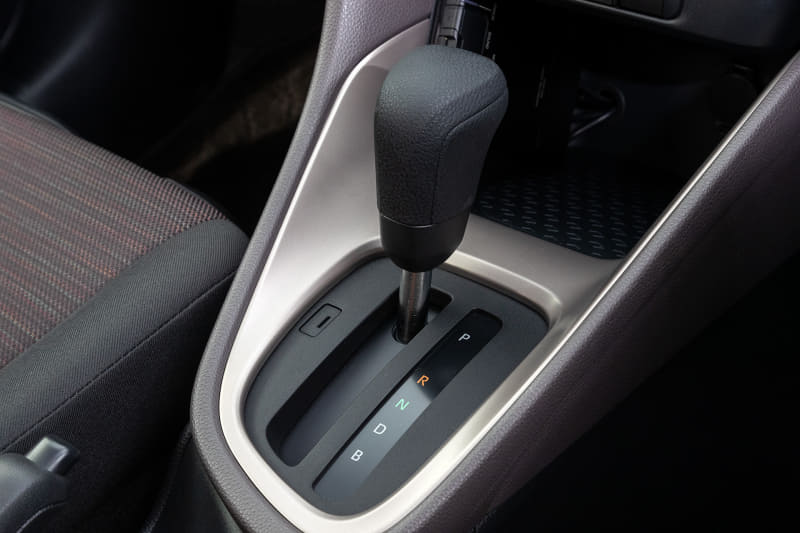 インテリアは「スポルテック・コクーン」をキーワードとし、「楽しく操る機能部品」と「心地よい素材感に包まれた空間」を対比させたデザインを採用。インパネの高さを抑えて横長にしたことで、上級クラスの車内のようにワイドな空間を表現したという。X系グレード以外はデジタルメーターを採用