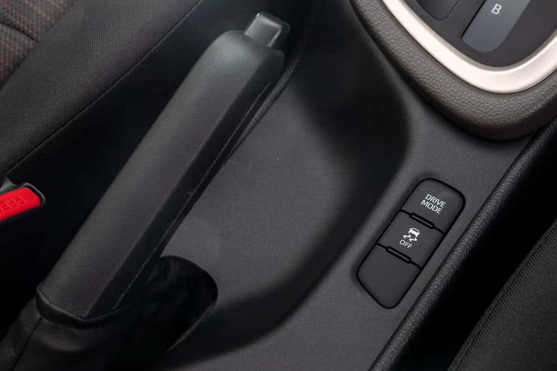 シフトノブの下側にドライブモードを切り替えるスイッチを設定