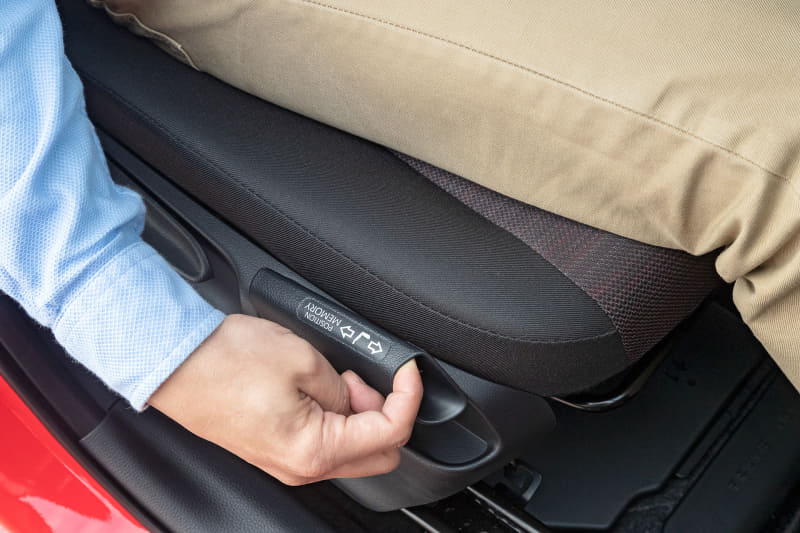 ヤリスで採用する「イージーリターンシート」は、シート右側面の専用レバーでロック解除を行なうことで、ドライビングポジションのシート前後位置を保持しつつ、降車時にシートを後端までスライドさせて乗降性を高めることができる