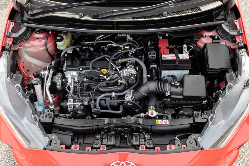 直列3気筒DOHC 1.5リッター直噴ガソリン「M15A-FKS」型エンジンは最高出力88kW（120PS）/6600rpm、最大トルク145Nm（14.8kgfm）/4800-5200rpmを発生。Gグレード 2WD車のWLTCモード燃費は21.4km/L