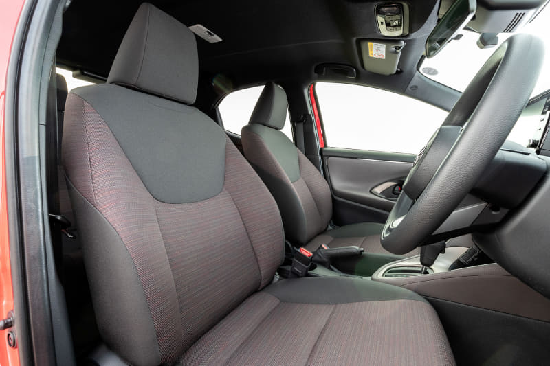 Gグレードのファブリックシート。助手席下には小物類を収納できるアンダートレイが用意される