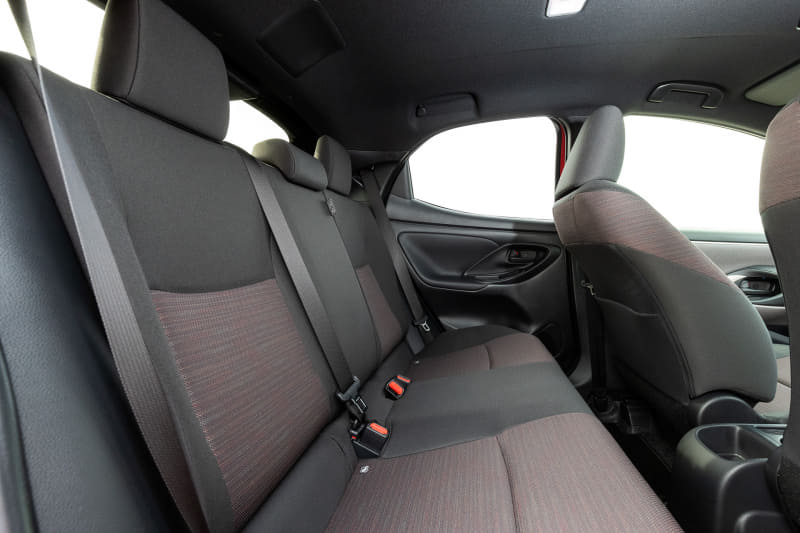 Gグレードのファブリックシート。助手席下には小物類を収納できるアンダートレイが用意される