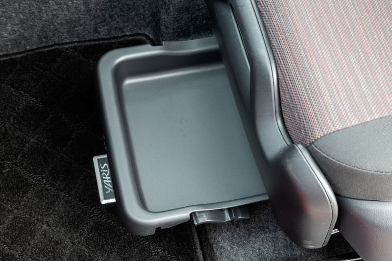 Gグレードのファブリックシート。助手席下には小物類を収納できるアンダートレイが用意される