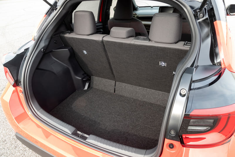 ラゲッジスペースの荷室長は630mm（5名乗車時）、荷室幅は1000mm