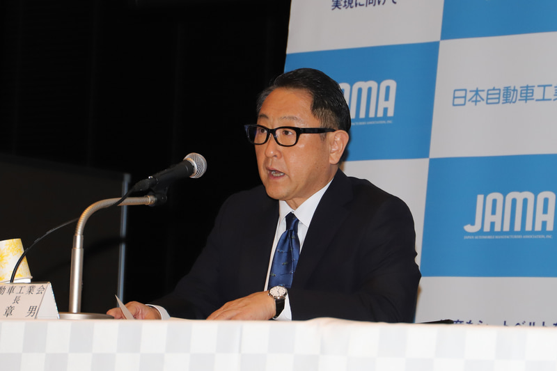 約10分に及ぶあいさつを行なった豊田会長