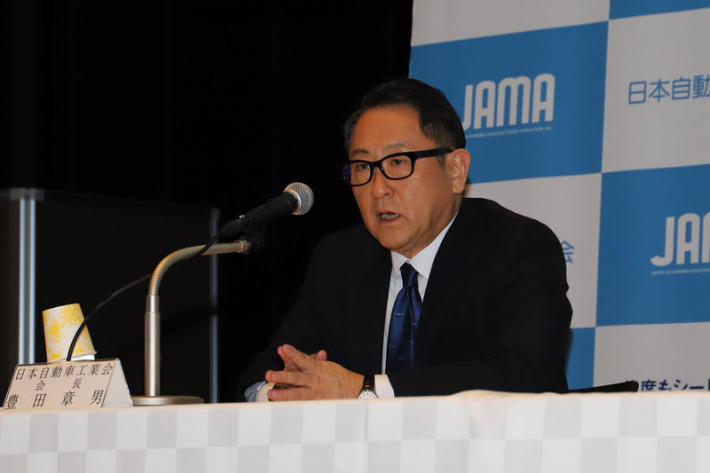 質疑応答に対応する豊田会長