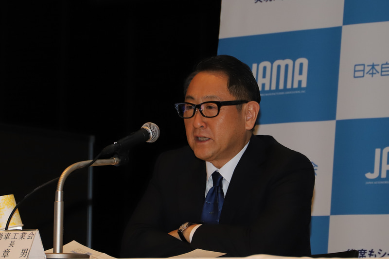 「今日の質問はどれも難しい」と冗談交じりに話しながらも、すべての質問に誠実に対応していた