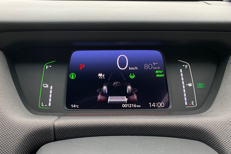 TFTメーター採用でフラットなダッシュボード