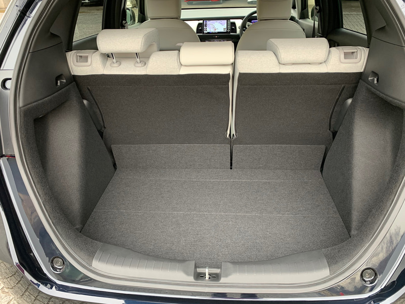 後席は広くシートはしっかりしている