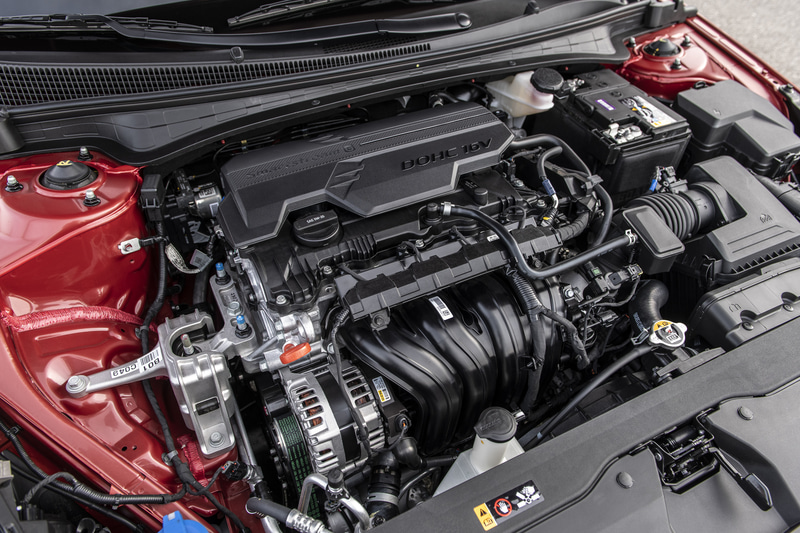 新型エラントラでは1.6リッターと2.0リッターのエンジンを設定。1.6リッターは32kWを発生するモーターを組み合わせ、EPA（米国環境保護庁）推定値で50mpg（約21km/L）以上の燃費を実現