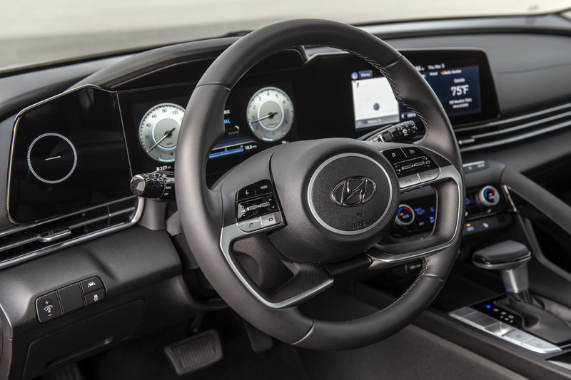 ステアリングのスポークにスイッチ類をレイアウト