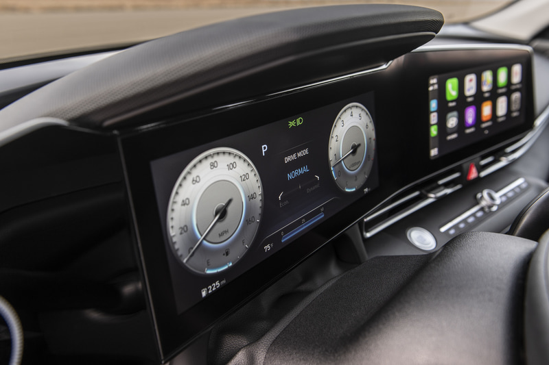 メーターはフラットなフルデジタルタイプ