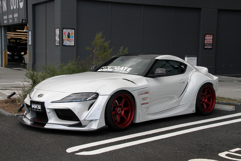 デモカー「HKS GR SUPRA AERO」はA PIT AUTOBACS SHINONOMEの駐車スペースに展示されている