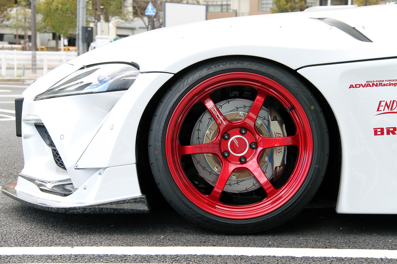 デモカー「HKS GR SUPRA AERO」はA PIT AUTOBACS SHINONOMEの駐車スペースに展示されている