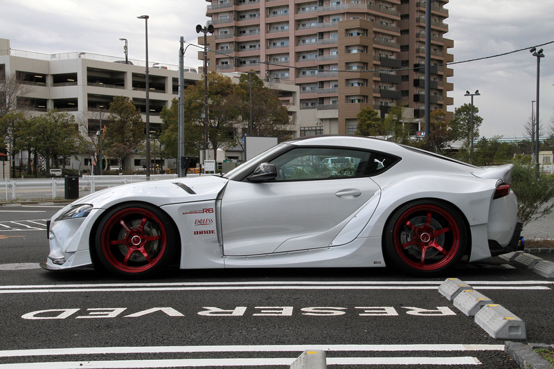 デモカー「HKS GR SUPRA AERO」はA PIT AUTOBACS SHINONOMEの駐車スペースに展示されている