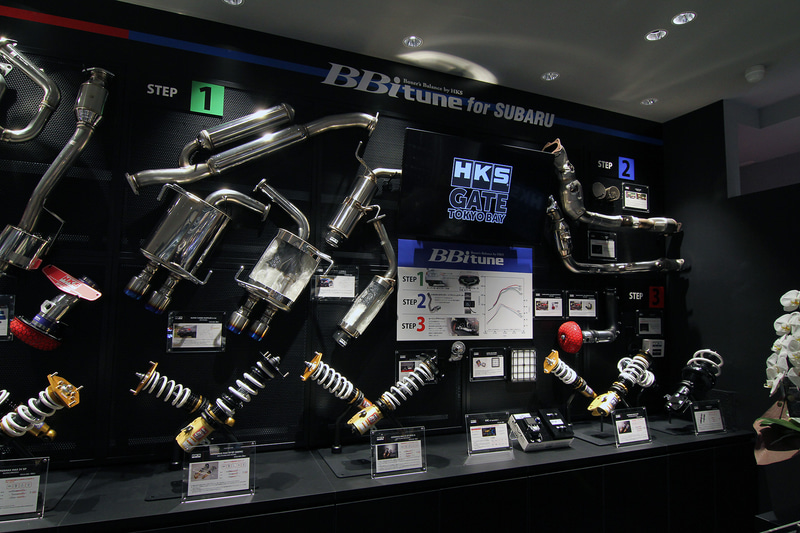 HKS GATE TOKYO BAYの売り場。R35 GT-Rやスープラ、86/BRZ、ジムニーなどのパーツが展示される