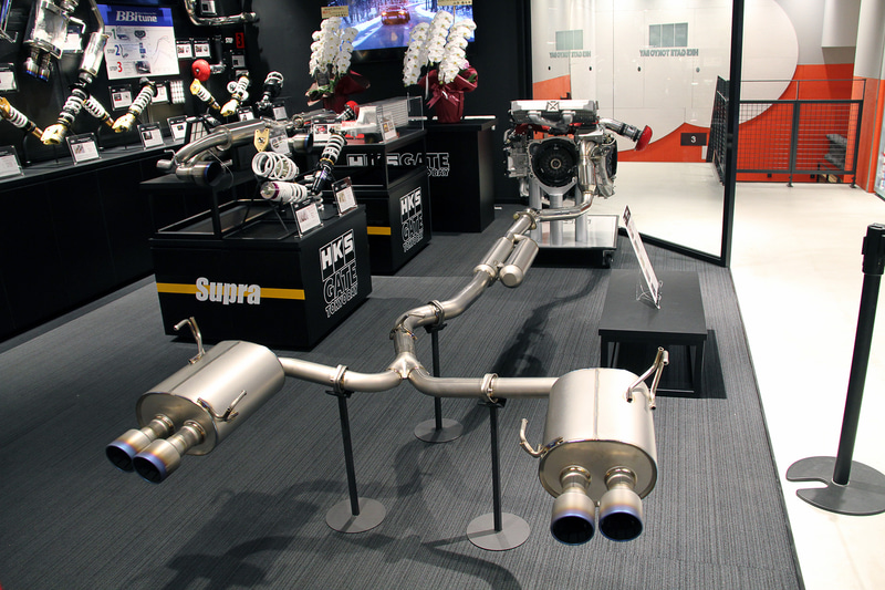 エンジンに吸排気系パーツを組み合わせた展示も