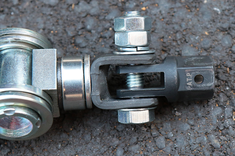 逆コの字型の部分から左側は純正ジャッキ。黒い部品とボルト＆ナットが「ジャッキヘルパー」というアダプタ