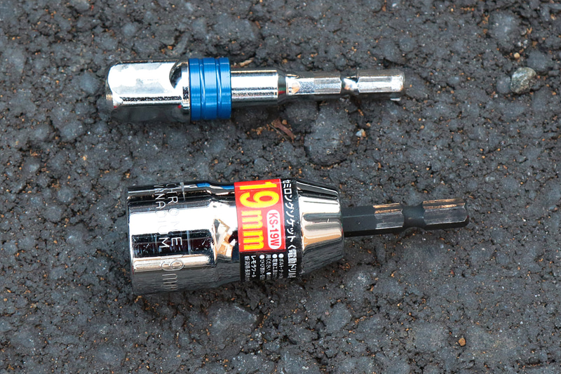 ジャッキヘルパー以外に購入したのは、ソケットアダプターとホイールナットを回す19mmソケット。いずれも数百円