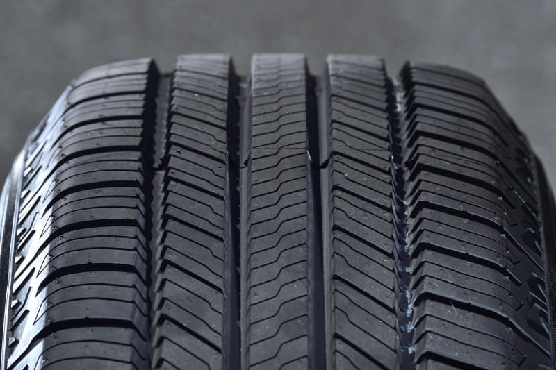 ジオランダー CV G058では、トレッドパターンにサイプによるエッジ効果を高めた独自の「サイプベースパターン」をはじめ、耐偏摩耗性能に寄与するとともにウェット路面や急な降雪時でも優れたトラクションを発揮する「2-3Dコンビネーションサイプ」、優れたトラクションと耐ハイドロプレーニング性能を両立させた「4コンビネーショングルーブ」などを採用。さらに耳障りな音域のパターンノイズを低減する「5ピッチ・バリエーション」、ウェットや降雪時など低温域の路面を含むさまざまな路面状況で安定感ある走りに貢献する専用コンパウンドなどを採用する