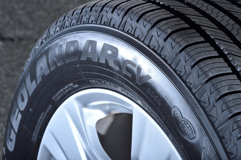 安全性や静粛性といったハイウェイテレーンタイヤとしての基本性能を高めながら、耐摩耗性能や低燃費性能にも配慮してトータル性能を向上させ、さらに急な降雪時でも走行可能な「M＋S（マッド＆スノー）」規格に対応