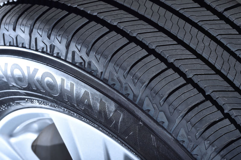 ジオランダー CV G058では、トレッドパターンにサイプによるエッジ効果を高めた独自の「サイプベースパターン」をはじめ、耐偏摩耗性能に寄与するとともにウェット路面や急な降雪時でも優れたトラクションを発揮する「2-3Dコンビネーションサイプ」、優れたトラクションと耐ハイドロプレーニング性能を両立させた「4コンビネーショングルーブ」などを採用。さらに耳障りな音域のパターンノイズを低減する「5ピッチ・バリエーション」、ウェットや降雪時など低温域の路面を含むさまざまな路面状況で安定感ある走りに貢献する専用コンパウンドなどを採用する