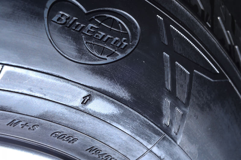 安全性や静粛性といったハイウェイテレーンタイヤとしての基本性能を高めながら、耐摩耗性能や低燃費性能にも配慮してトータル性能を向上させ、さらに急な降雪時でも走行可能な「M＋S（マッド＆スノー）」規格に対応