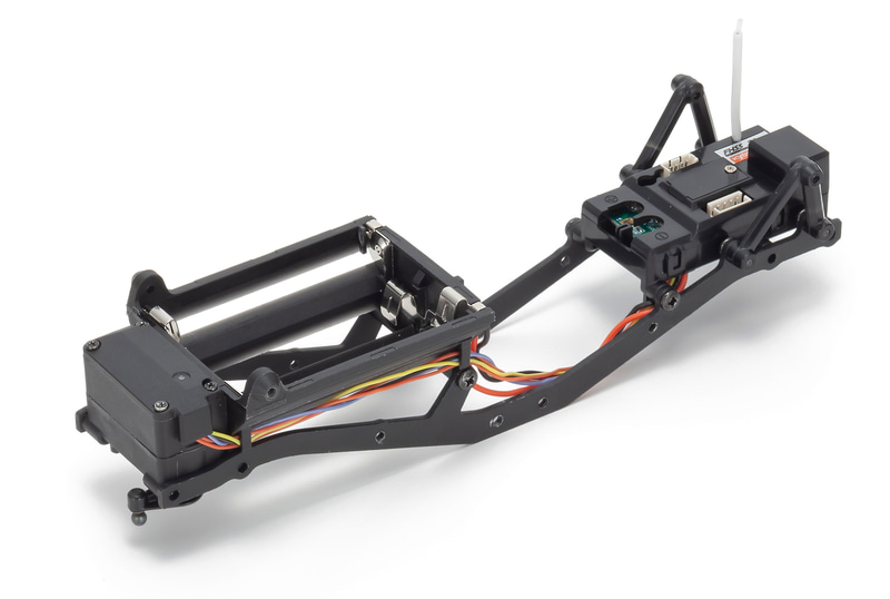 ミニッツ4×4は、実車モデルの多くに取り入れられているラダーフレーム（スチール製）を採用。これに組み合わせる各種樹脂製パーツとのバランスを図ることで、走行に適したシャシー剛性を確保