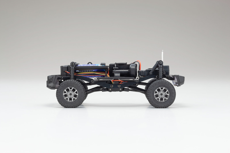 BFGoodrichの「Mud-Terrain TA KM3」を再現し、大径ホイールデザインとガンメタリックアルミカラーを表現。ボディやシャシーが実車ライクなミニッツ4×4のスケール感の高さを際立たせている