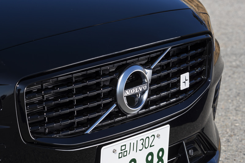 ボルボ車共通のトールハンマーデザインのヘッドライトはそのままに、専用フロントグリルにはポールスターの証となるエンブレムを装着
