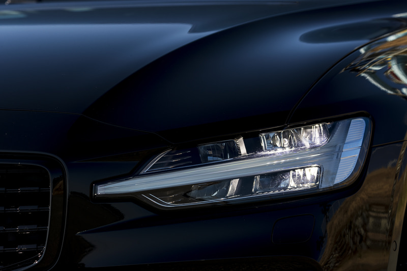 ボルボ車共通のトールハンマーデザインのヘッドライトはそのままに、専用フロントグリルにはポールスターの証となるエンブレムを装着