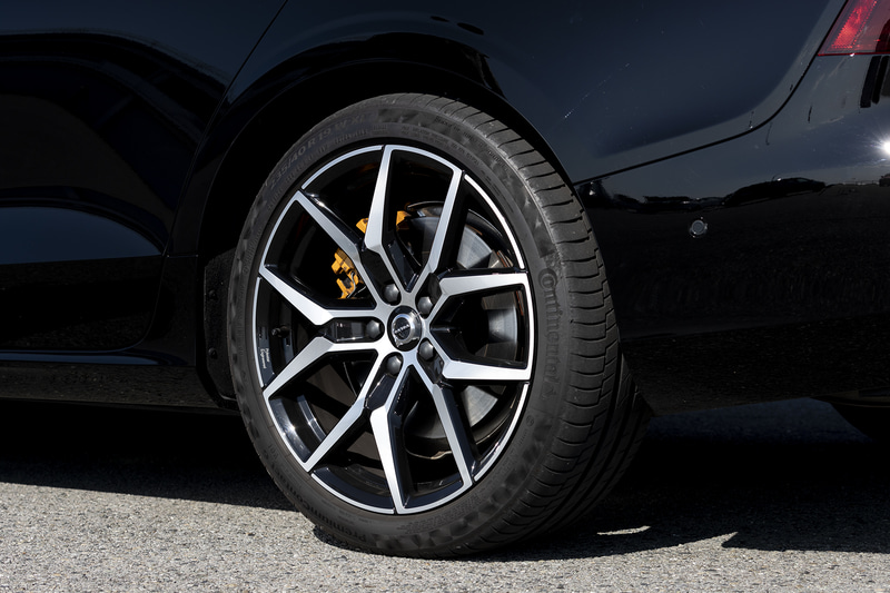 19インチの鍛造アルミホイールは5Yスポークの専用デザイン。装着するタイヤはコンチネンタル製「PremiumContact 6」で、タイヤサイズは235/40R19。フロント、リア共にゴールドのブレーキキャリパーを装着し、フロントはブレンボ製の対向6ピストンキャリパーとなる