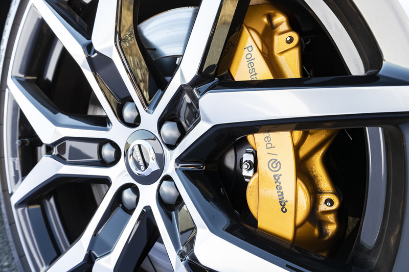 19インチの鍛造アルミホイールは5Yスポークの専用デザイン。装着するタイヤはコンチネンタル製「PremiumContact 6」で、タイヤサイズは235/40R19。フロント、リア共にゴールドのブレーキキャリパーを装着し、フロントはブレンボ製の対向6ピストンキャリパーとなる