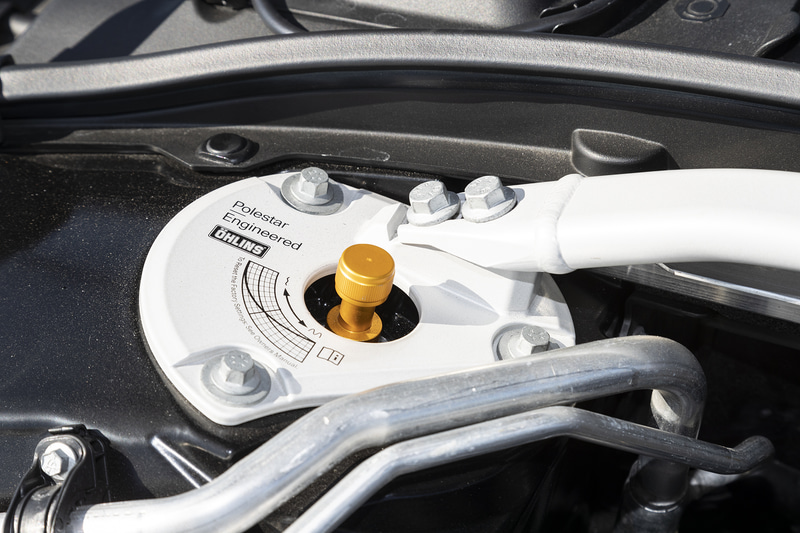 フロント/リア・サスペンションにもポールスター エンジニアードの手が加えられるほか、強化フロント・スプリング、強化リア・リーフスプリング、さらには22段階の調整機能を備えるオーリンズ製デュアル・フロー・バルブ・ショックアブソーバーも装着