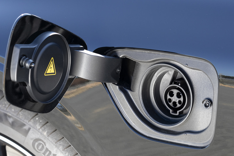 助手席側フロントフェンダーに充電口を備える。リチウムイオン電池の容量は34Ah