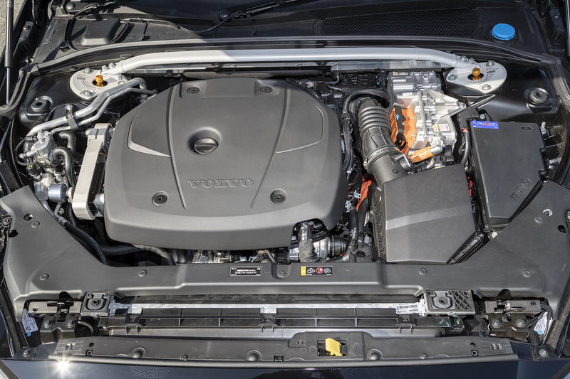 インタークーラー付ターボチャージャー&スーパーチャージャーを備える直列4気筒DOHC 2.0リッター「B420」型エンジンに加え、フロントに「T39」型、リアに「AD2」型モーターを組み合わせる。エンジンは最高出力245kW(333PS)/6000rpm、最大トルク430Nm(43.8kgfm)/4500rpmを発生。モーターはフロント側が最高出力34kw/2500rpm、最大トルク160Nm/0-2500rpm、リア側が最高出力65kW/7000、最大トルク240Nm/0-3000rpmをそれぞれ発生する。トランスミッションには8速ATを搭載。エンジンルーム内にはポールスター エンジニアードのストラットタワーバーも装着される