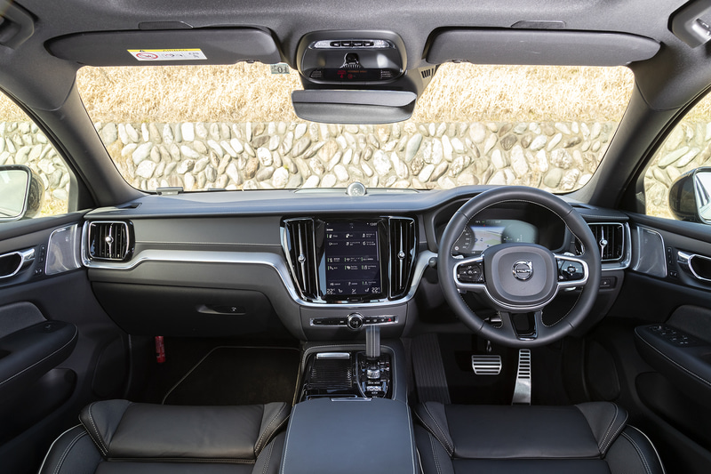 S60 ポールスター エンジニアードのインパネ。人工皮革仕上げのテイラード・ダッシュボードやメタルメッシュアルミニウム・パネルを採用