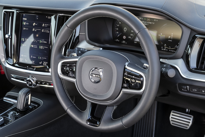 本革/シルクメタルの専用ステアリングホイールにはパドルシフトを特別装備