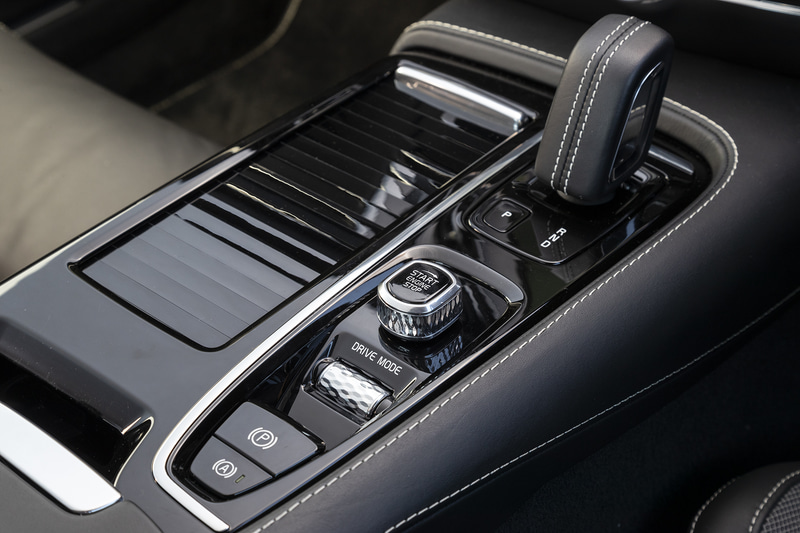 シフトノブは専用の本革巻