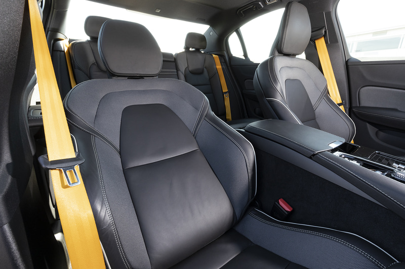 シート表皮は専用オープングリッドテキスタイル/ナッパレザー・コンビネーション。チャコールのシートカラーとゴールドのシートベルトのコントラストが、通常モデルのスカンジナビアスタイルとは異なるスポーティさを与える