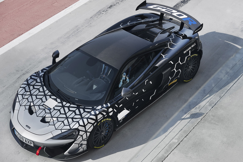 ボディサイズは4557×2045×1194mm（全長×全幅×全高）、ホイールベースは2670mm