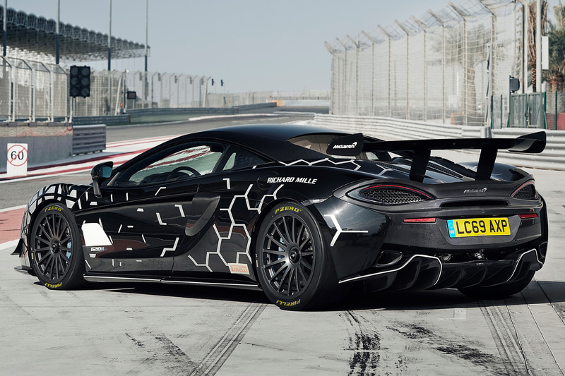 ボディサイズは4557×2045×1194mm（全長×全幅×全高）、ホイールベースは2670mm