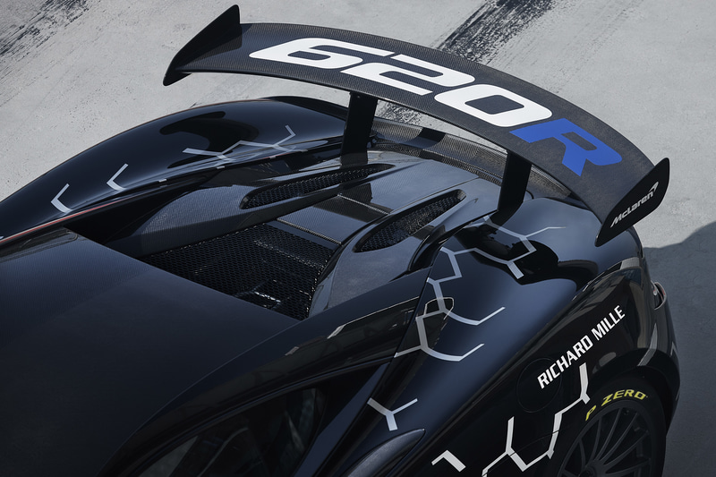 ボディサイズは4557×2045×1194mm（全長×全幅×全高）、ホイールベースは2670mm