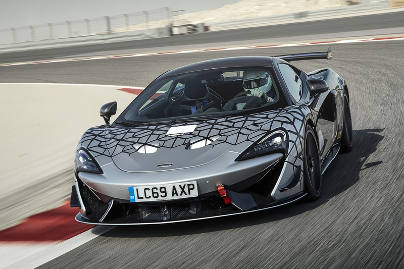 サーキットでの高速走行に対応するため、185kgのダウンフォース（250km/h）を発生するエアロダイナミクス性能、コイルオーバー式モータースポーツ用ダンパー、ピレリ製のセミスリックタイヤ、カーボンセラミック製ディスクを備える軽量ブレーキシステムなどを採用。“公道仕様のGT4レーシングカー”と呼ばれる卓越した走行性能を持っている